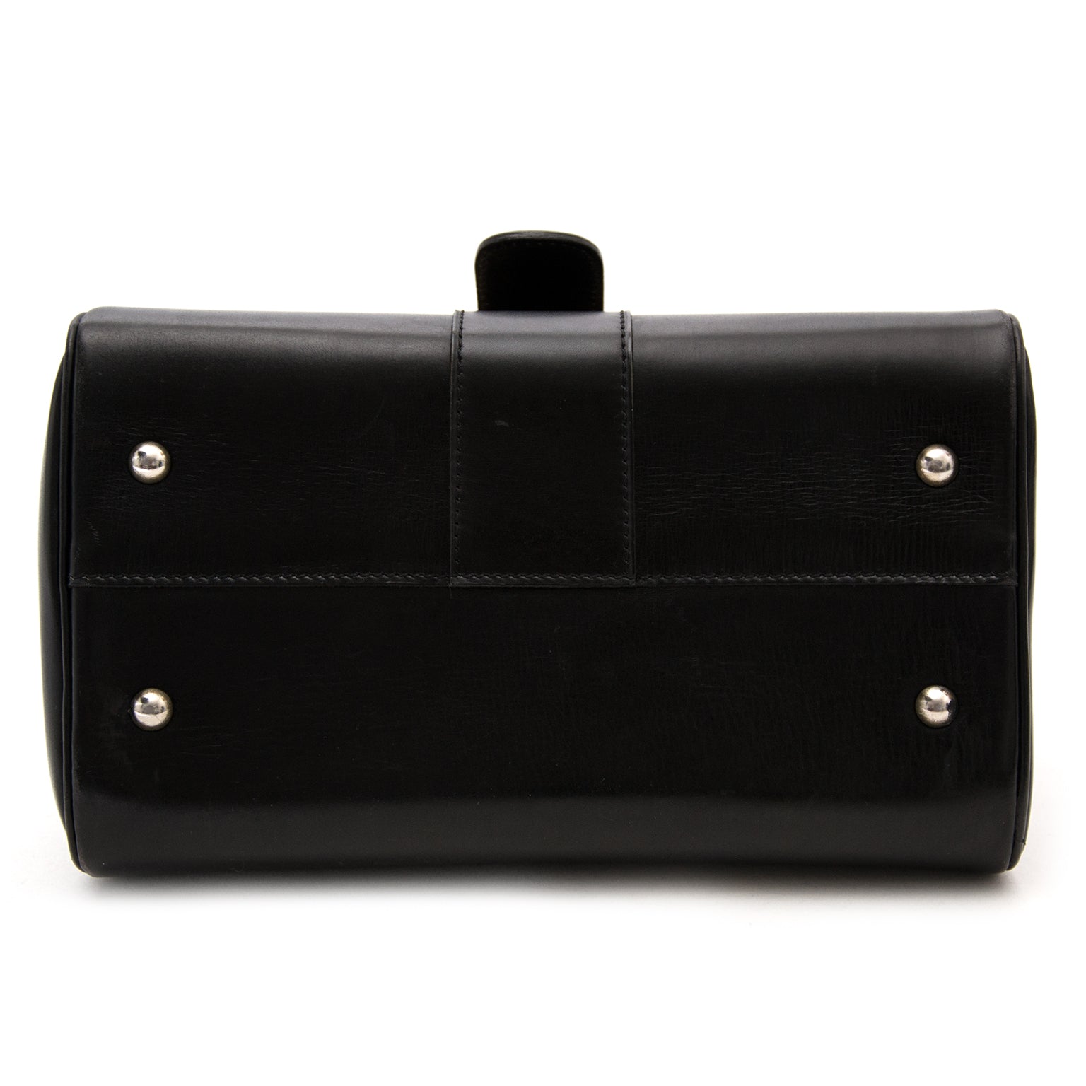 Searching for the perfect black Delvaux handbag? We buy and sell your 100% authentic handbags for the best price. Zoekt u de ideale zwarte Delvaux handtas? Wij kopen en verkopen uw 100% authentieke handtassen voor de beste prijs.