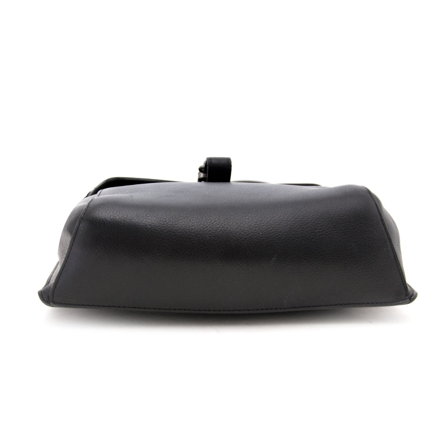 Buy and sell your preloved designer bags for the best rates online at Labellov luxury