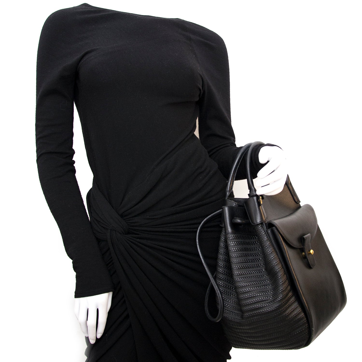 Vintage Delvaux black shoulder bag for the best price at Labellov webshop. Safe and secure online shopping with 100% authenticity. Vintage Delvaux noir sac à epaule pour le meilleur prix.