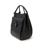 Second hand Delvaux black shoulder bag for the best price at Labellov webshop. Safe and secure online shopping with 100% authenticity. Seconde main Delvaux noir sac à epaule pour le meilleur prix.