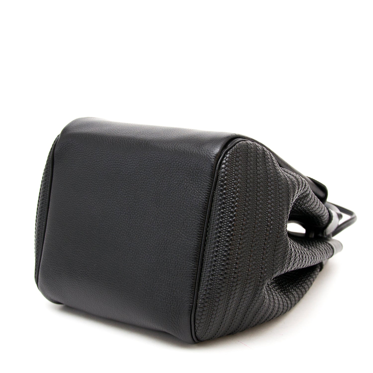 Vintage Delvaux black toile for the best price at Labellov webshop. Safe and secure online shopping with 100% authenticity. Vintage Delvaux noir toile pour le meilleur prix.
