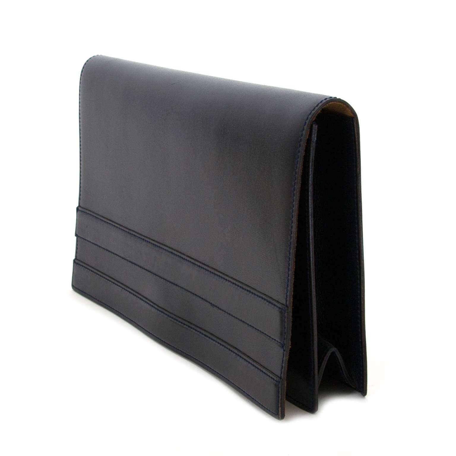 achetez Delvaux Dark Blue Leather Clutch chez labellov pour le meilleur prix