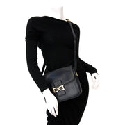 Buy and sell your secondhand designer treasures from Delvaux online .