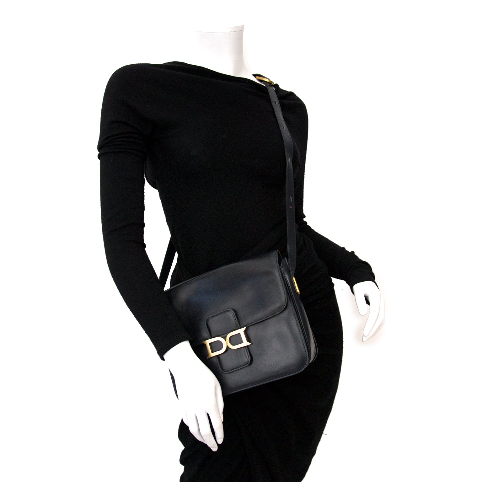 Buy and sell your secondhand designer treasures from Delvaux online .