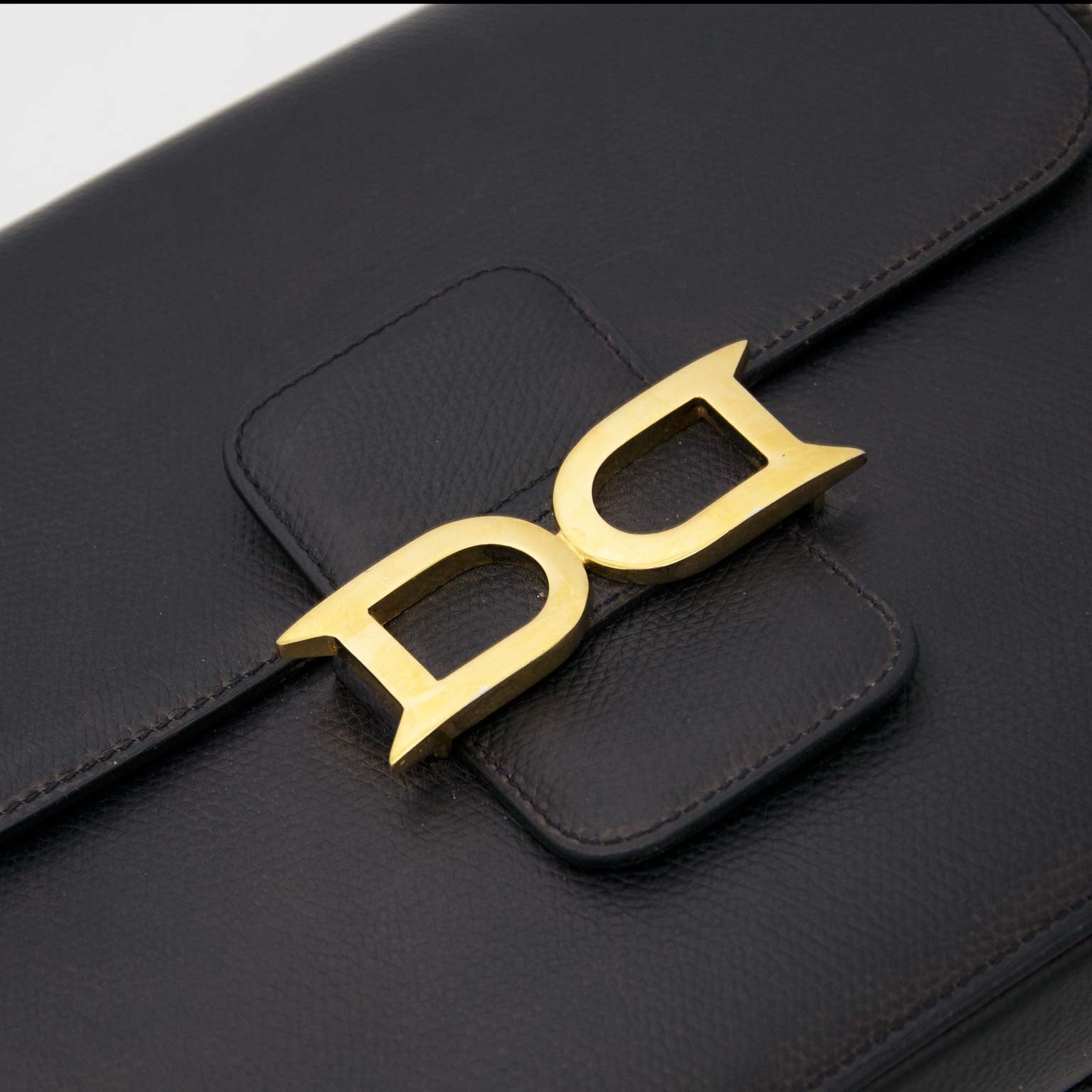 Delvaux Black Bourgogne Caviar Leather Shoulder Bag Buy authentic designer Delvaux secondhand bags at Labellov at the best price. Safe and secure shopping. Koop tweedehands authentieke Delvaux tassen bij designer webwinkel labellov.