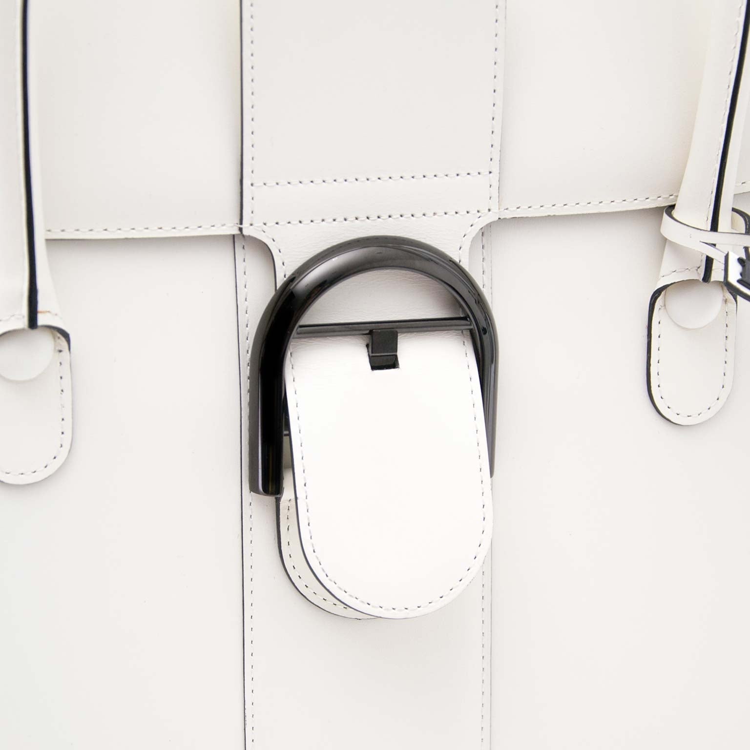 Delvaux White Brillant Double Poignée Bag Buy authentic designer Delvaux secondhand bags at Labellov at the best price. Safe and secure shopping. Koop tweedehands authentieke Delvaux tassen bij designer webwinkel labellov.