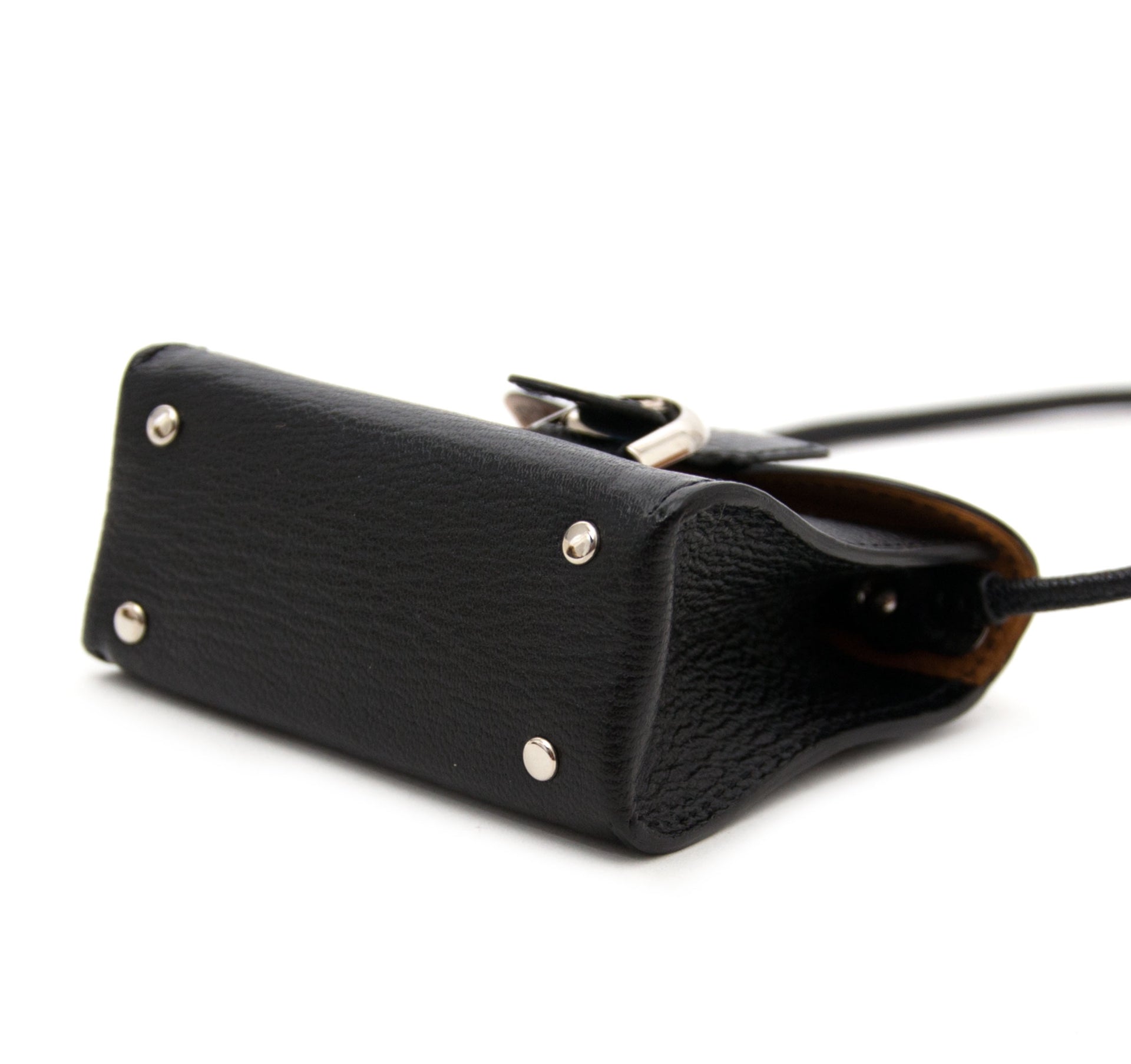 Buy and sell your preloved designer bags for the best rates online at Labellov luxury