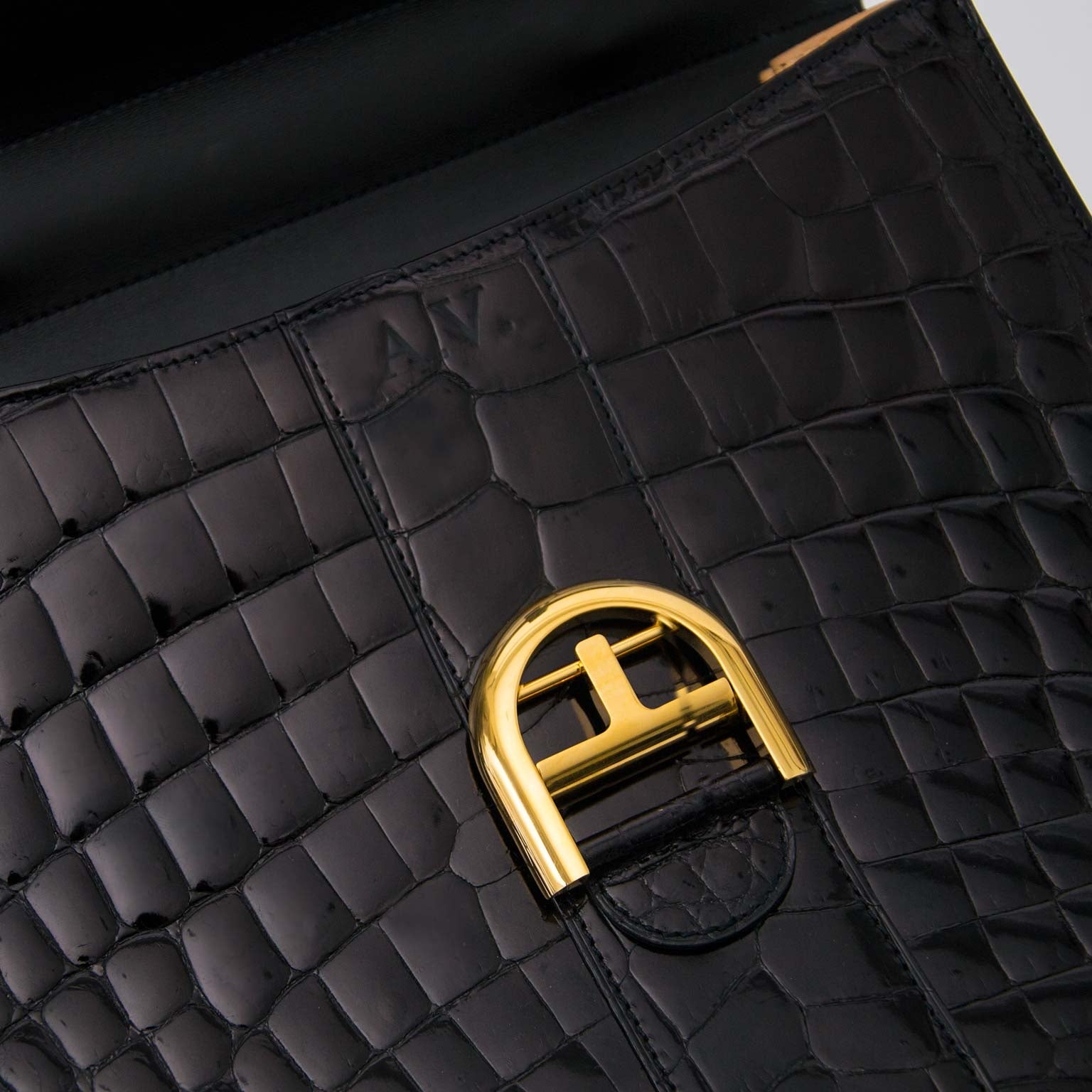 koop en verkoop uw designer handtassen bij labellov.com Delvaux Brillant MM crocodile zwart met gouden hardware + riem