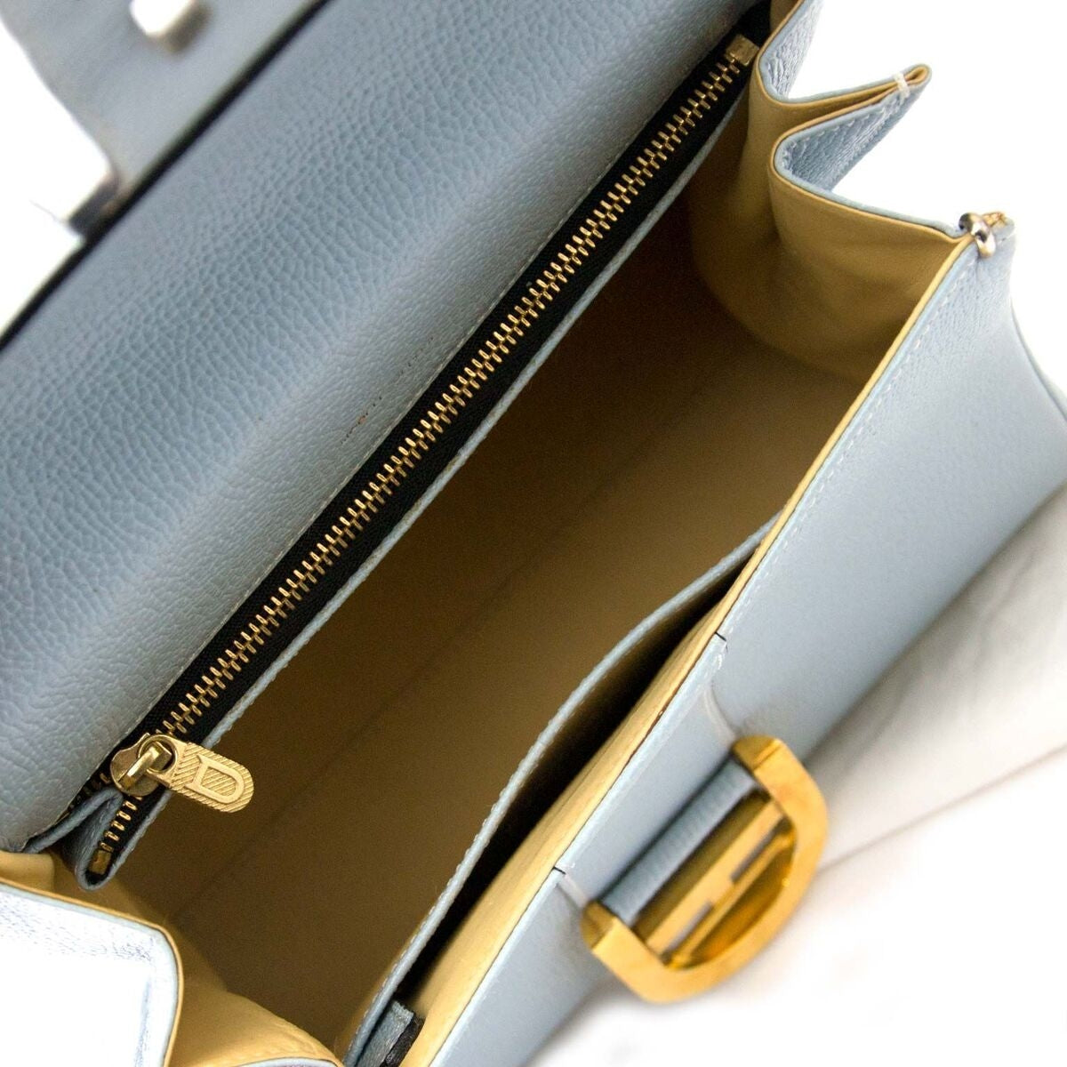 Kaufen Sie authentische gebrauchte Delvaux Taschen zu einem fairen Preis bei LabelLOV. Sicheres Online-Shopping.