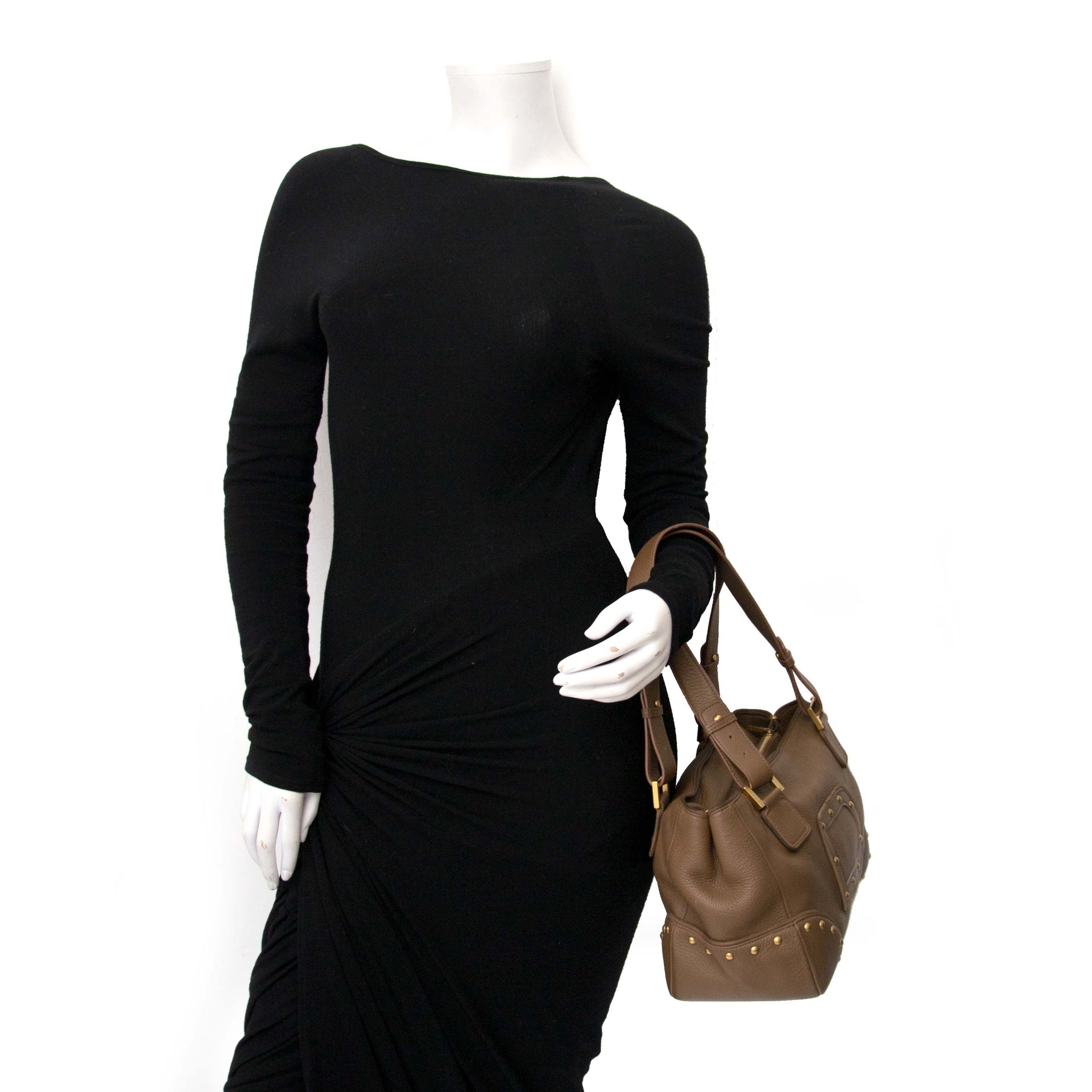 Delvaux Taupe Jaqcues Grained Leather Bag Buy authentic designer Delvaux secondhand bags at Labellov at the best price. Safe and secure shopping. Koop tweedehands authentieke Delvaux tassen bij designer webwinkel labellov.