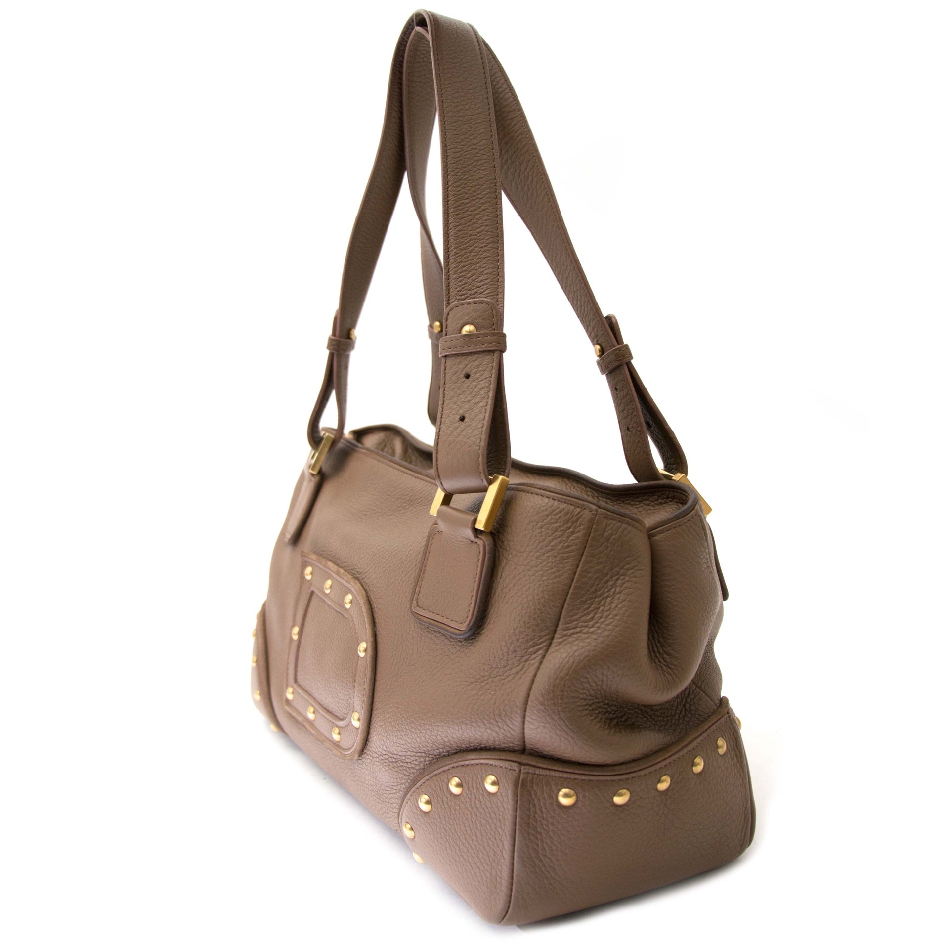 Delvaux Taupe Jaqcues Grained Leather Bag Buy authentic designer Delvaux secondhand bags at Labellov at the best price. Safe and secure shopping. Koop tweedehands authentieke Delvaux tassen bij designer webwinkel labellov.