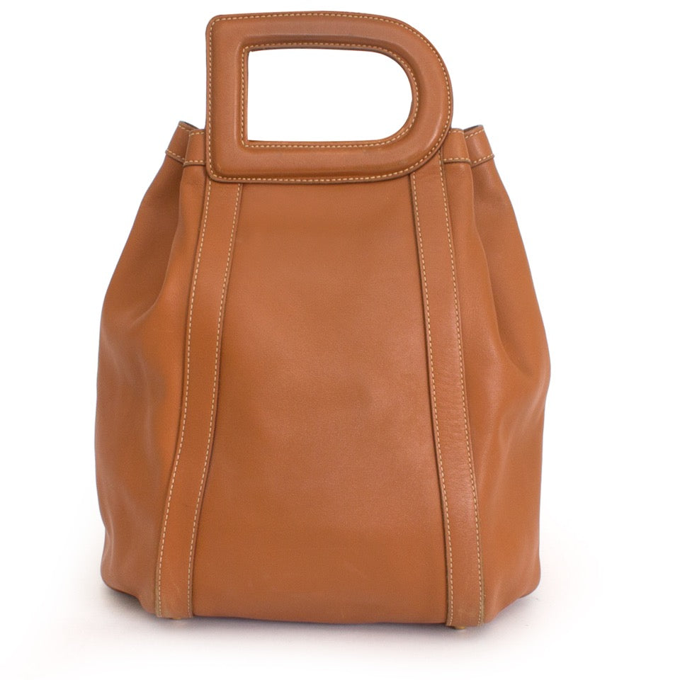 Authentieke Delvaux cognac D top handle voor de juiste prijs bij LabelLOV vintage webshop. Delvaux cognac shoulder bag.Veilig online winkelen. Luxe, vintage, mode. Antwerpen, België.