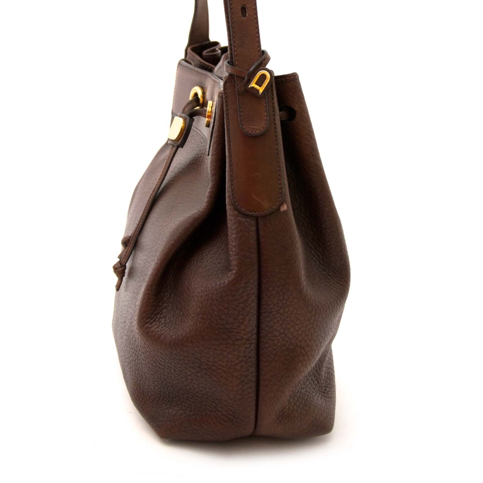Authentieke Delvaux bruine handtas met gouden touch bij Labellov, uw vintage webshop in luxe artikelen.