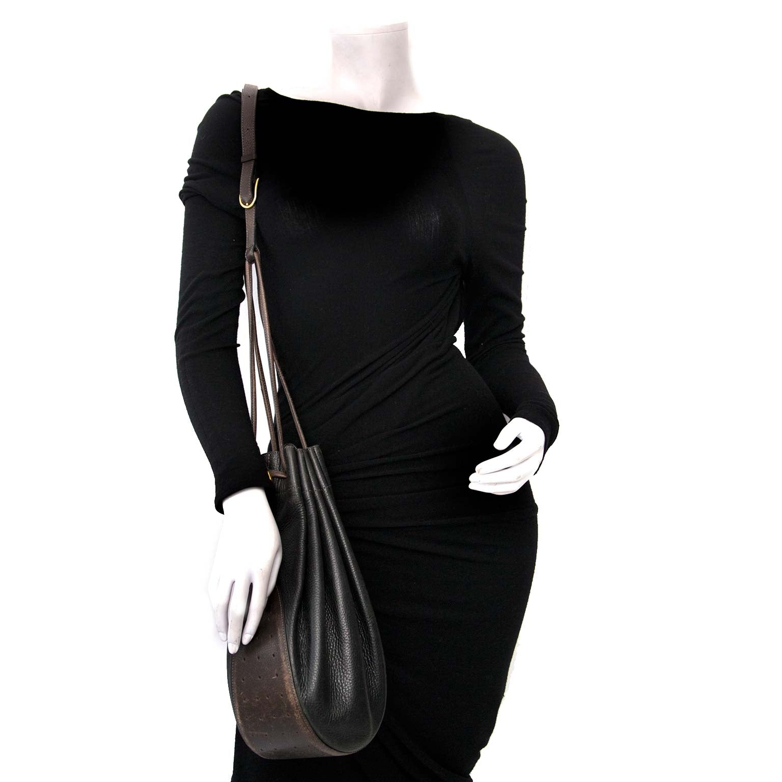 Delvaux Black & Brown Caviar Leather Bucket Bag Buy authentic designer Delvaux secondhand bags at Labellov at the best price. Safe and secure shopping. Koop tweedehands authentieke Delvaux tassen bij designer webwinkel labellov.