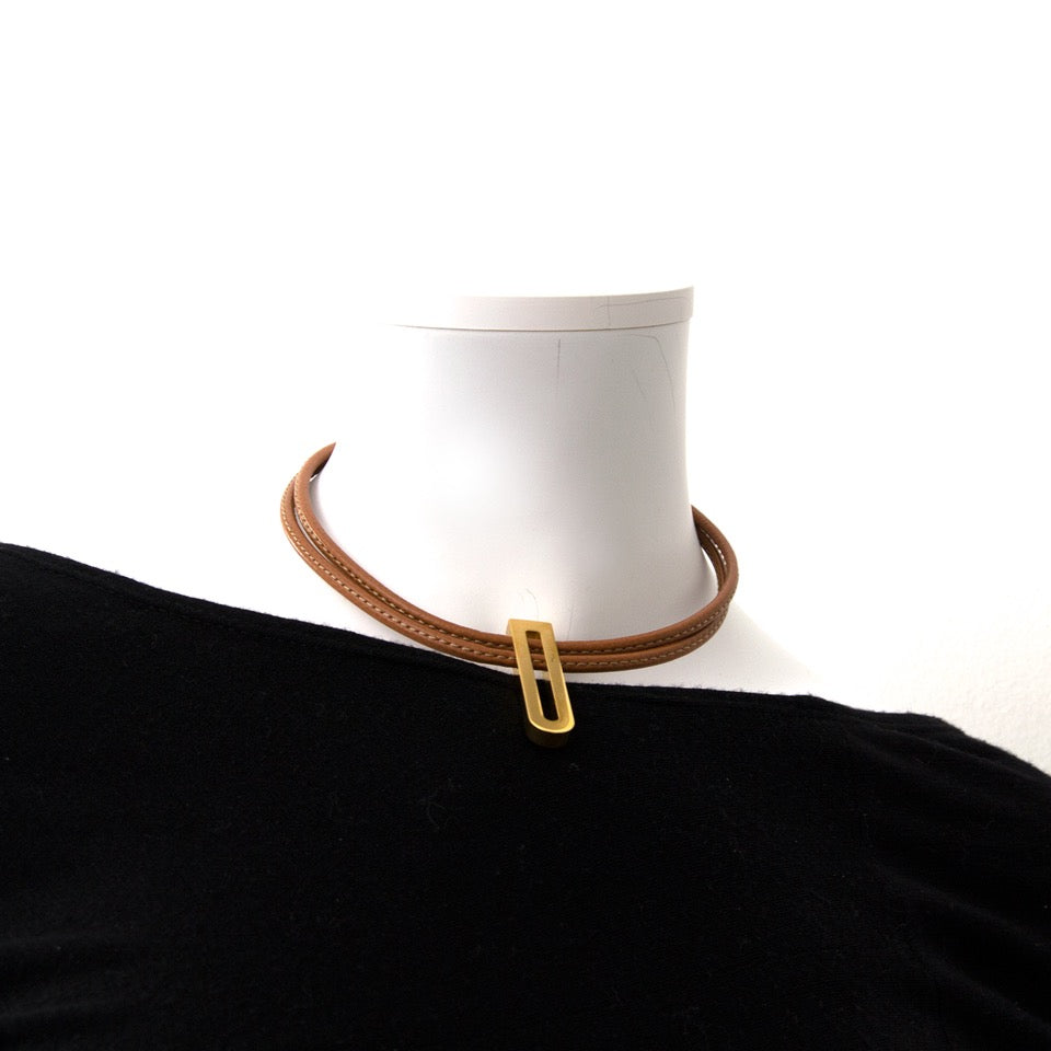 shop your secondhand worldwide shipping acheter en ligne comme neuf Delvaux Cognac D Necklace pour le meilleur prix