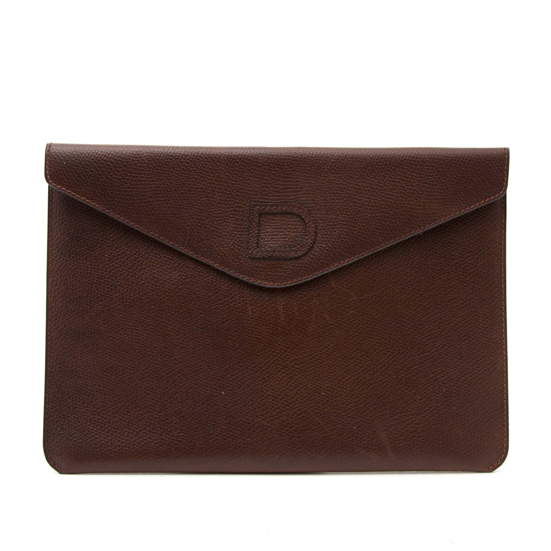 Acheter en ligne chez labellov.com for the best price delvaux brown flap pochette