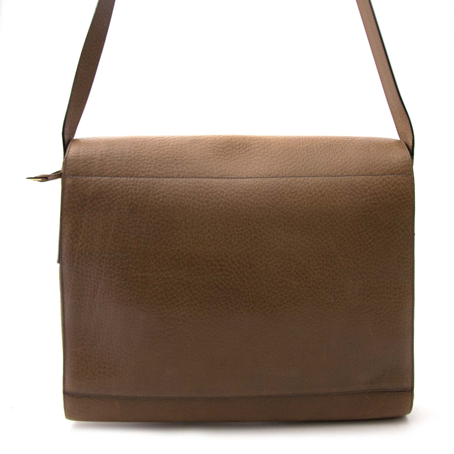 Delvaux Taupe Messenger Grained Leather Bag Buy authentic designer Delvaux secondhand bags at Labellov at the best price. Safe and secure shopping. Koop tweedehands authentieke Delvaux tassen bij designer webwinkel labellov.