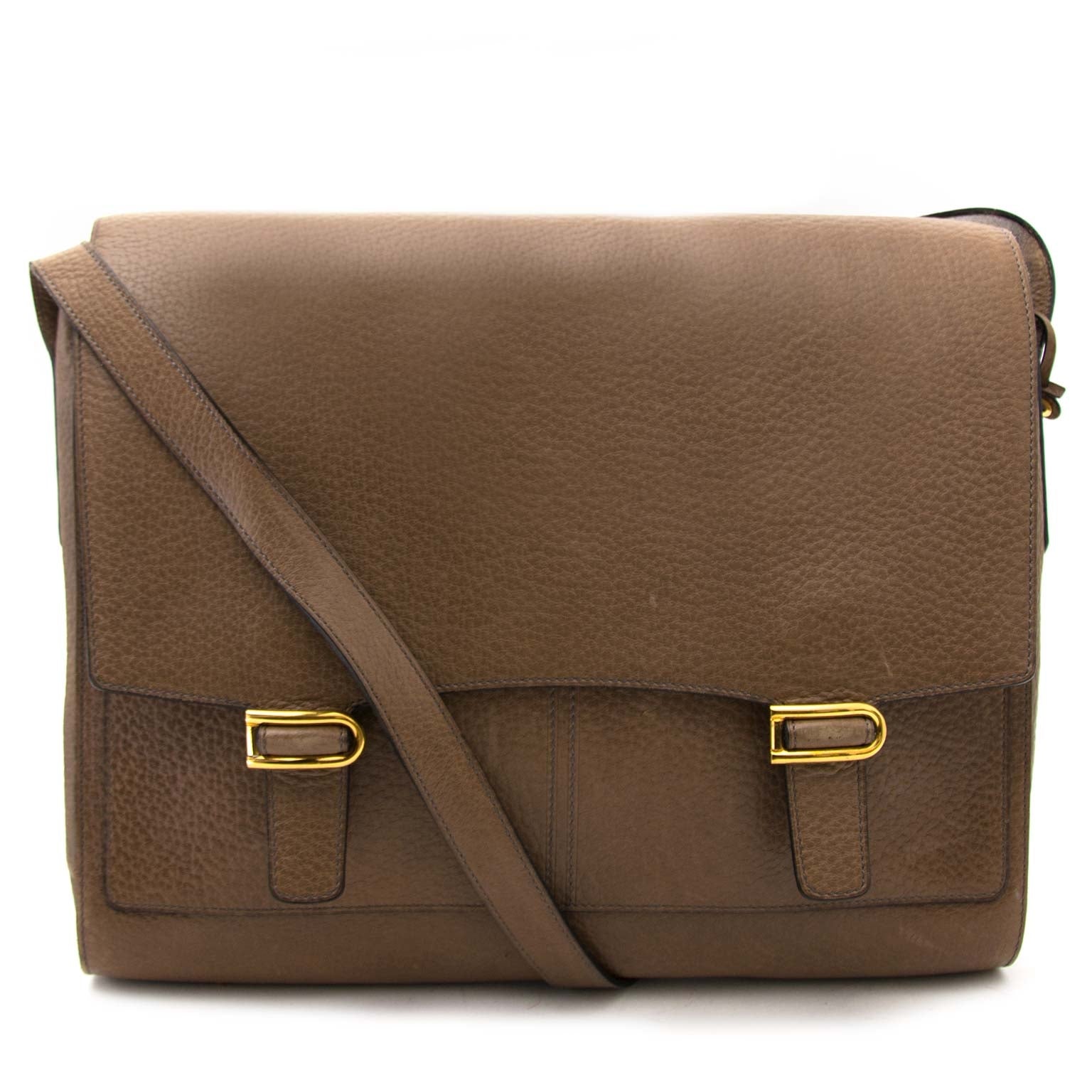 Delvaux Taupe Messenger Grained Leather Bag Buy authentic designer Delvaux secondhand bags at Labellov at the best price. Safe and secure shopping. Koop tweedehands authentieke Delvaux tassen bij designer webwinkel labellov.