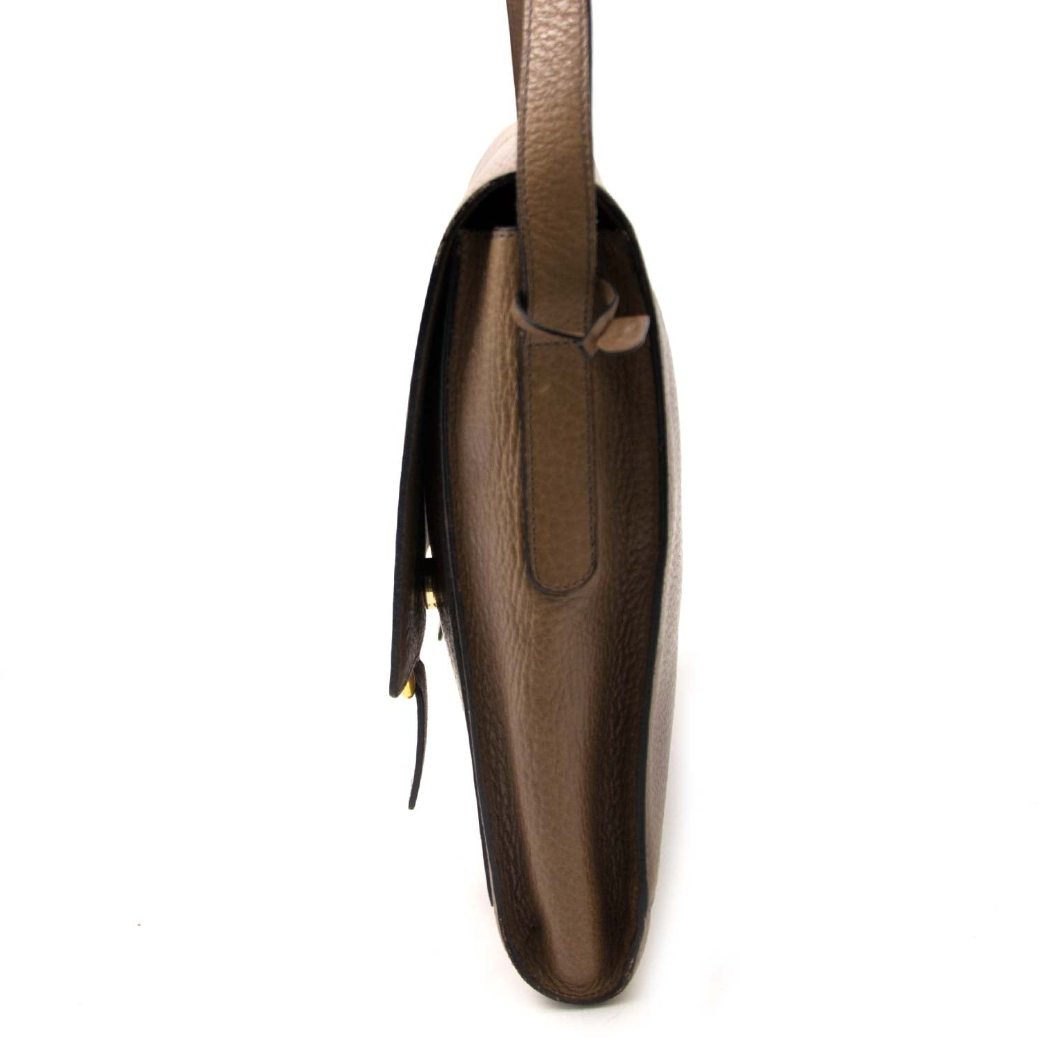 Delvaux Taupe Messenger Grained Leather Bag Buy authentic designer Delvaux secondhand bags at Labellov at the best price. Safe and secure shopping. Koop tweedehands authentieke Delvaux tassen bij designer webwinkel labellov.