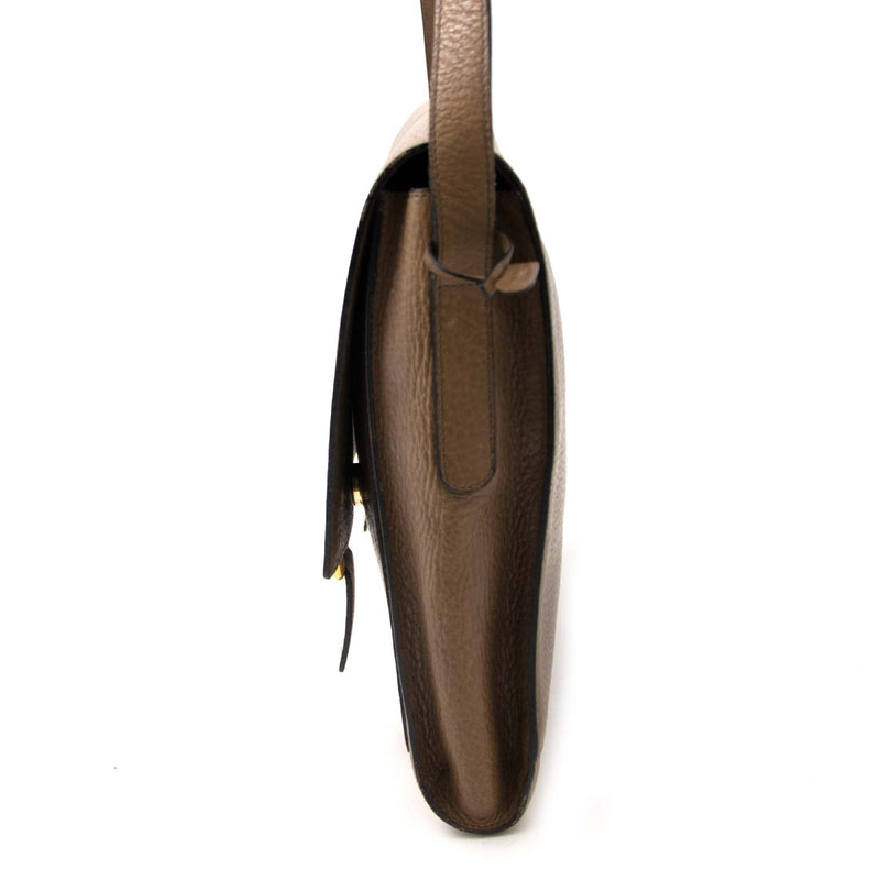 Delvaux Taupe Messenger Grained Leather Bag Buy authentic designer Delvaux secondhand bags at Labellov at the best price. Safe and secure shopping. Koop tweedehands authentieke Delvaux tassen bij designer webwinkel labellov.