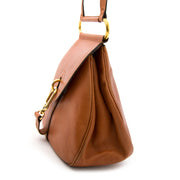 op zoek naar een delvaux handtas? Nu online delvaux cognace schoudertas bij labellov.com tegen de beste prijs