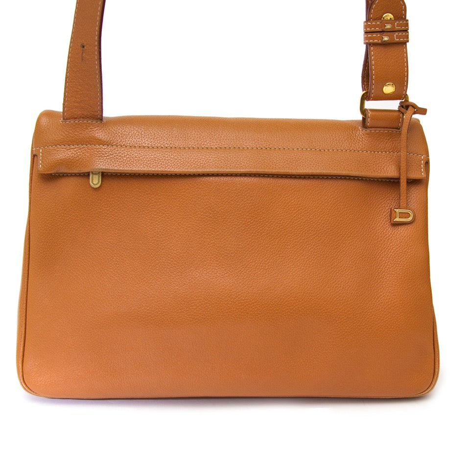 Authentieke Vintage Delvaux cognac schoudertas voor juiste prijs bij LabelLOV vintage webshop. second hand vintage Vintage Delvaux cognac shoulder bag. Veilig online winkelen. Luxe, vintage, mode. Antwerpen, België.