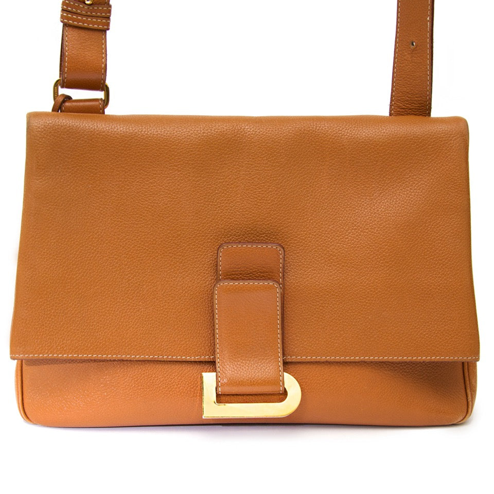 Authentieke Vintage Delvaux cognac schoudertas voor juiste prijs bij LabelLOV vintage webshop. second hand vintage Vintage Delvaux cognac shoulder bag. Veilig online winkelen. Luxe, vintage, mode. Antwerpen, België.