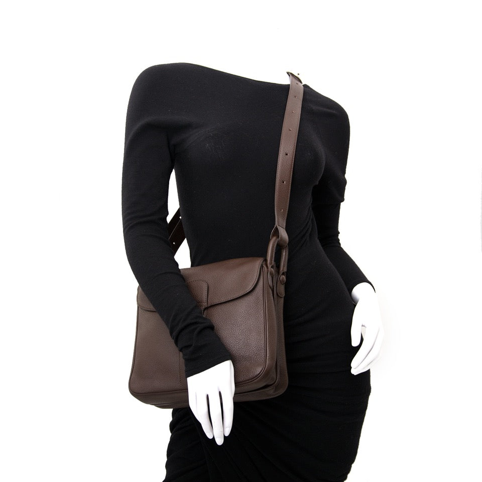 Koop en verkoop uwDelvaux Sangria Brillant Baudrier Leather Shoulder Bag aan de beste prijs online bij Labellov