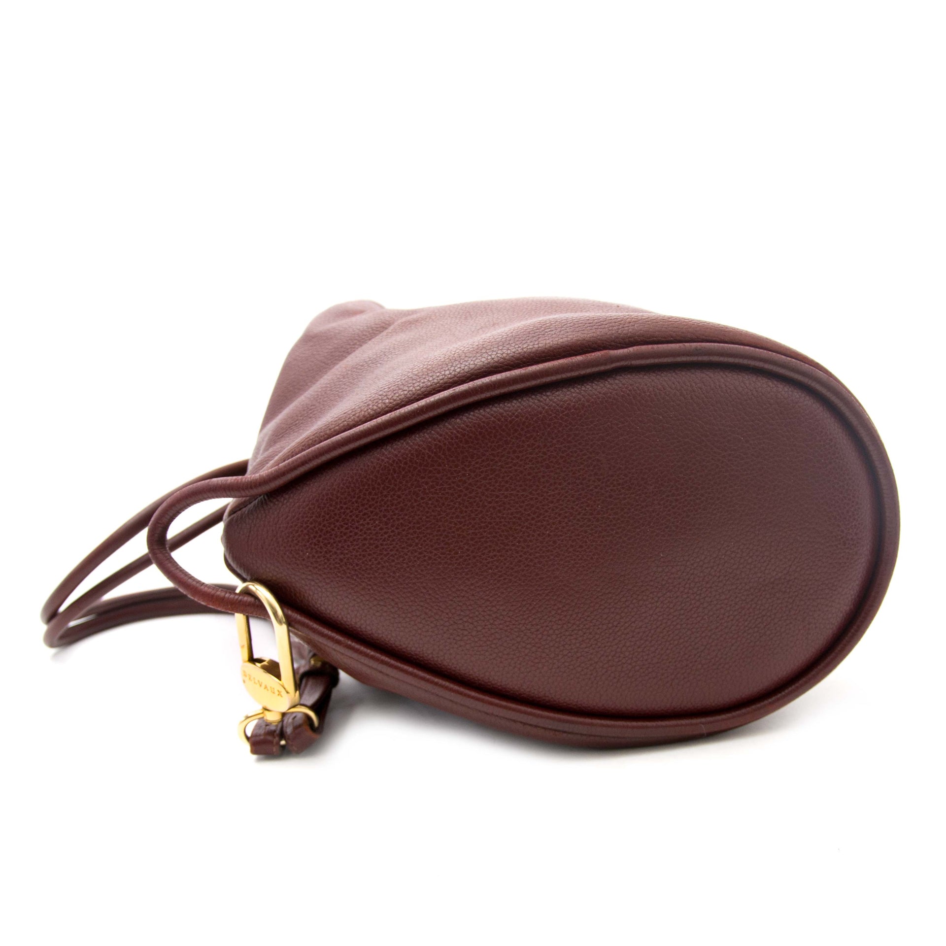 Bent u op zoek naar een authentieke Delvaux Bordeaux Drawstring Leather Bucket Bag?