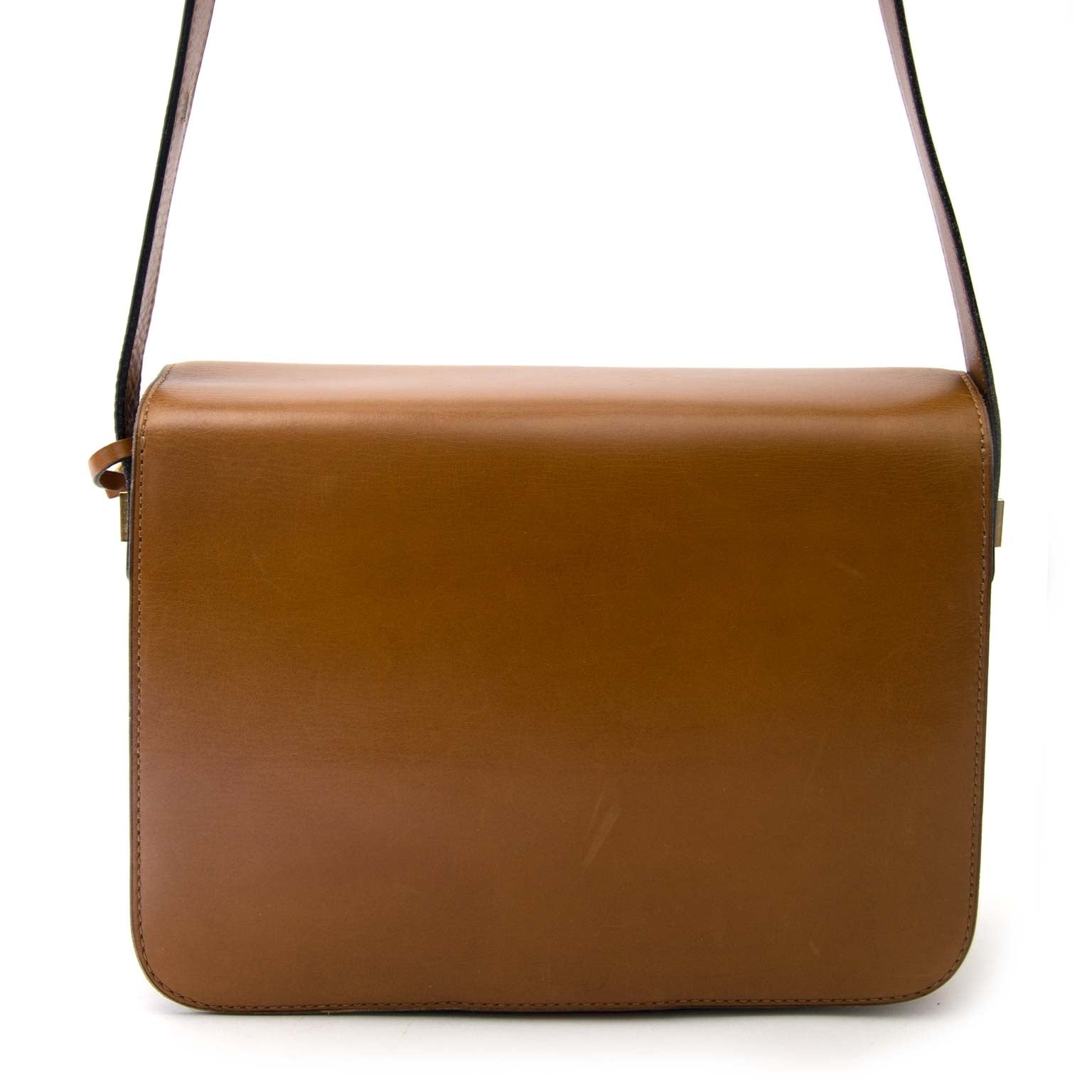 Delvaux Camel 'Heureux' Leather Saddle Flap Bag Buy authentic designer Chanel secondhand bags at Labellov at the best price. Safe and secure shopping. Koop tweedehands authentieke Chanel tassen bij designer webwinkel labellov.