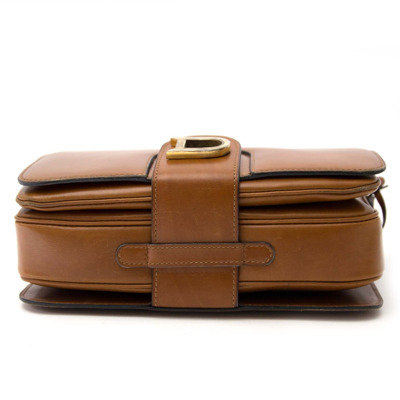 Delvaux Camel 'Heureux' Leather Saddle Flap Bag Buy authentic designer Chanel secondhand bags at Labellov at the best price. Safe and secure shopping. Koop tweedehands authentieke Chanel tassen bij designer webwinkel labellov.