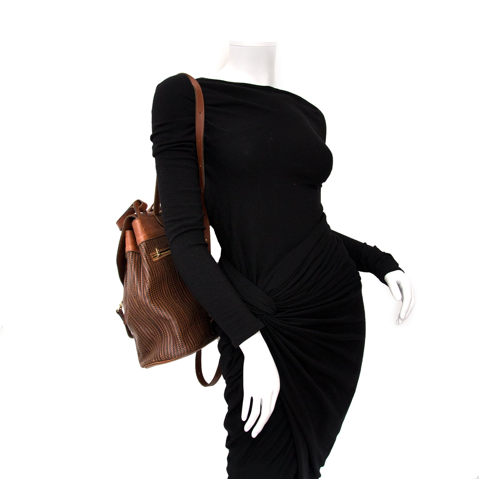 Buy and sell your secondhand designer handbags for the best price.