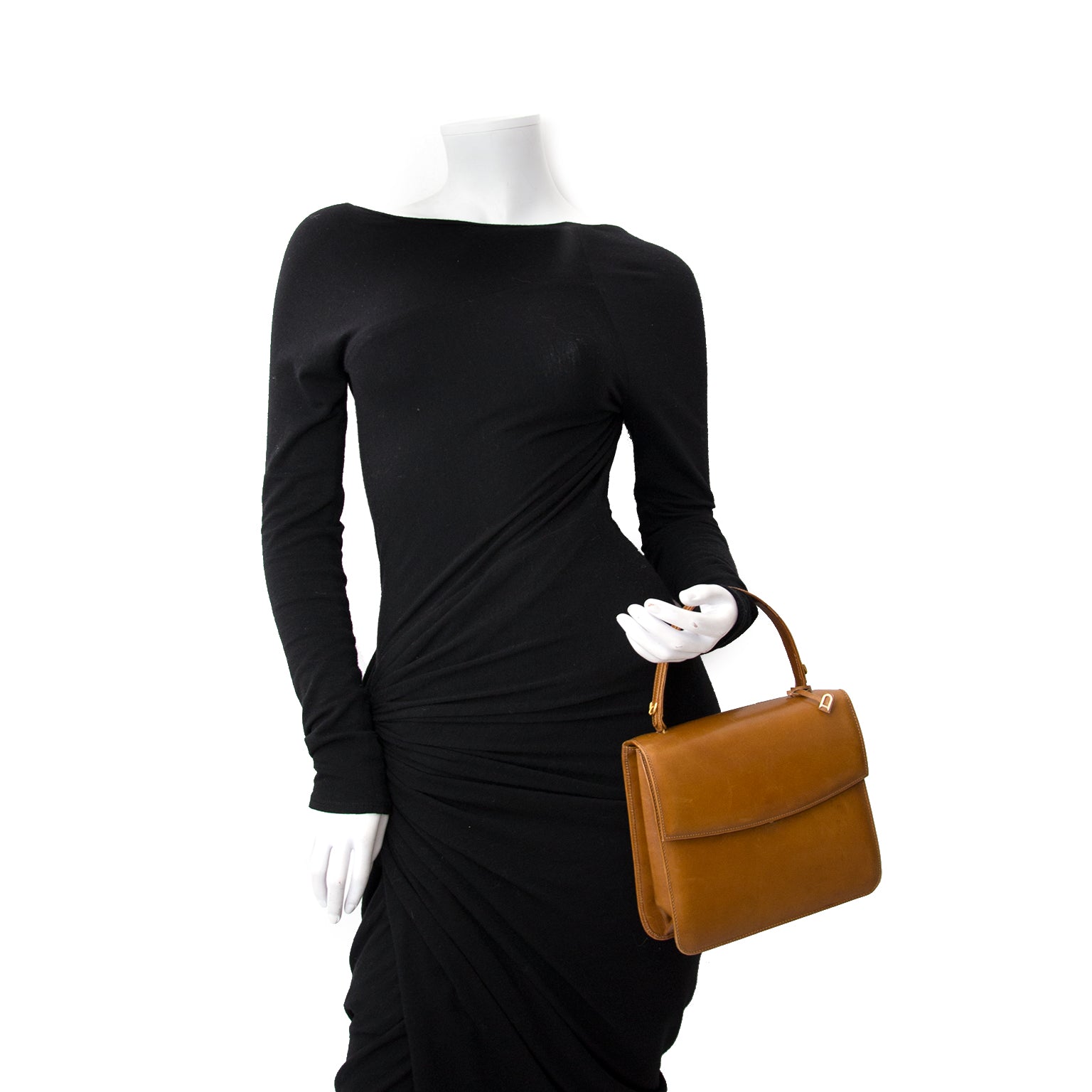 Koop nu een echte Delvaux top handle tas op www.labellov.com aan de beste prijs.