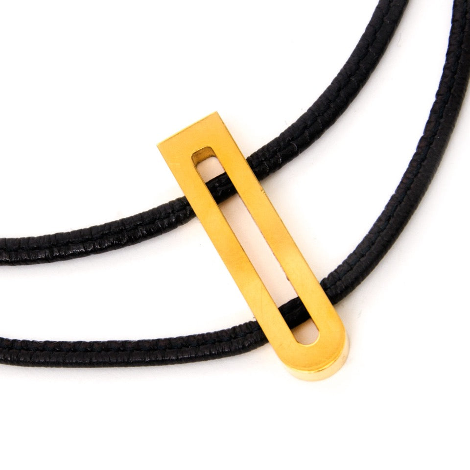 Koop uw Delvaux 'D' Leather Necklace aan de beste prijs bij Labellov