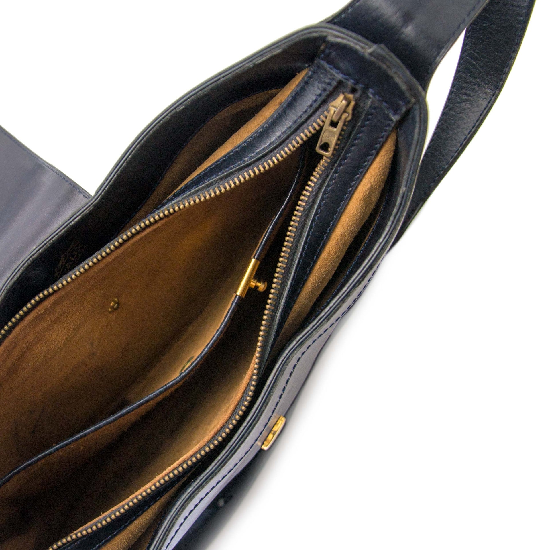 Delvaux Vintage Blue Leather Shoulder Bag Buy authentic designer Delvaux secondhand bags at Labellov at the best price. Safe and secure shopping. Koop tweedehands authentieke Delvaux tassen bij designer webwinkel labellov.