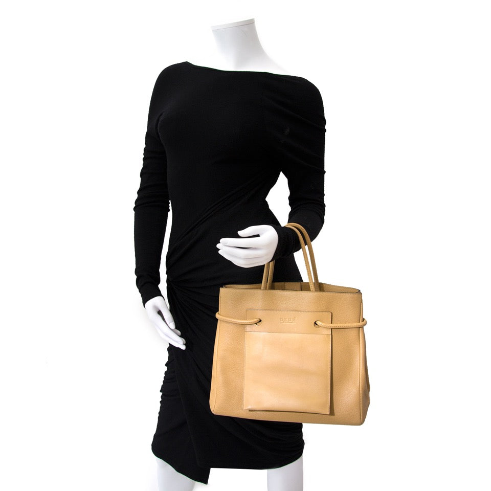 Op zoek naar een designer handtas? Koop uw Deux de Delvaux Sand Frégate aan de beste prijs 100% authentiek