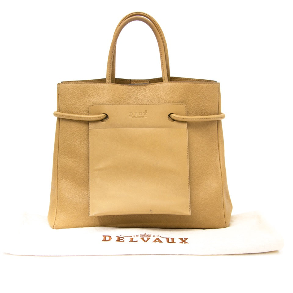 Looking for a new designer bag? Buy your Deux de Delvaux Sand Frégate for the best price