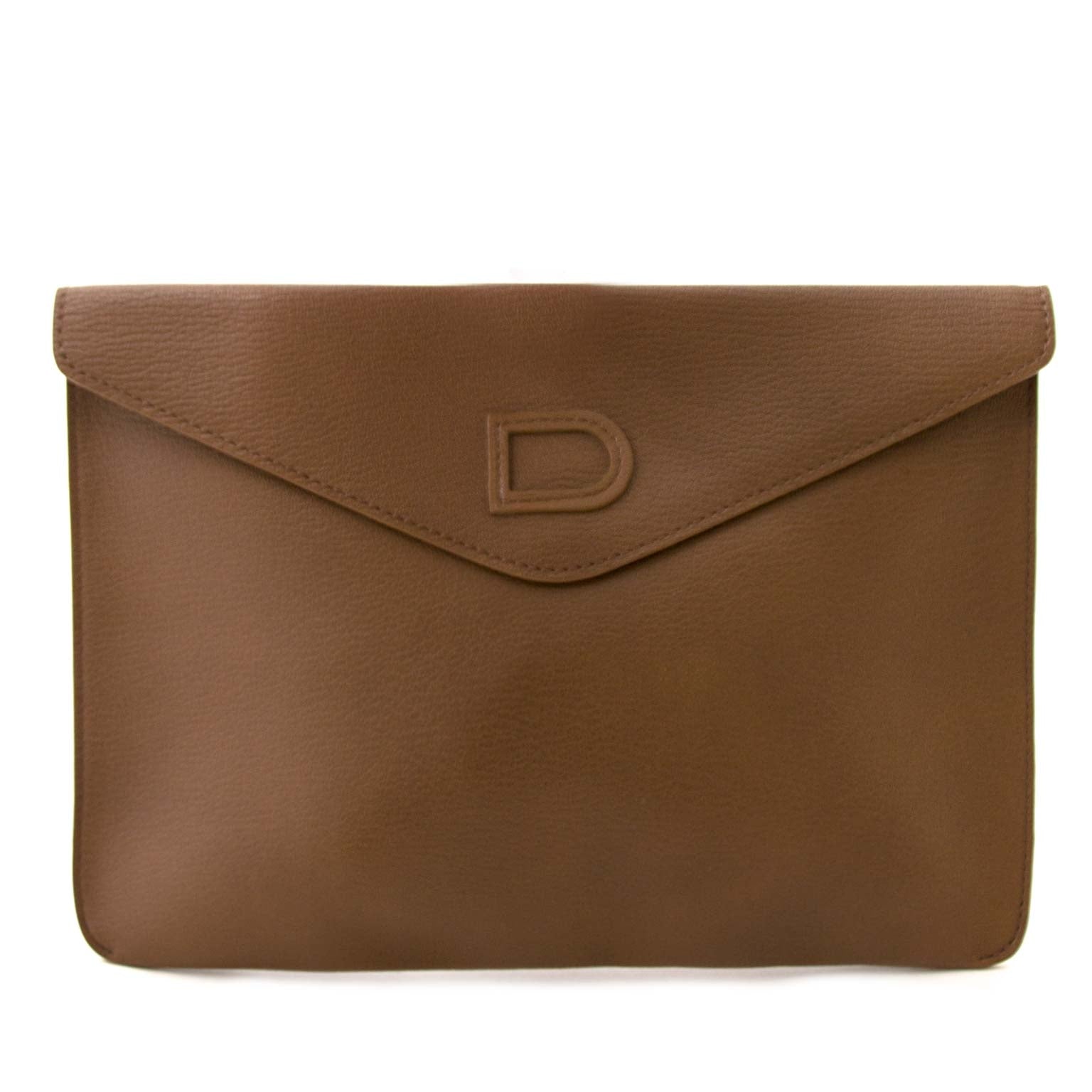 Buy your authentic Delvaux Taupe Leather Clutch for the best price at Labellov secondhand luxury in Antwerp