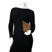Delvaux Taupe Leather Clutch pour le meilleur prix chez Labellov à Anvers Belgique pour le meilleur prix