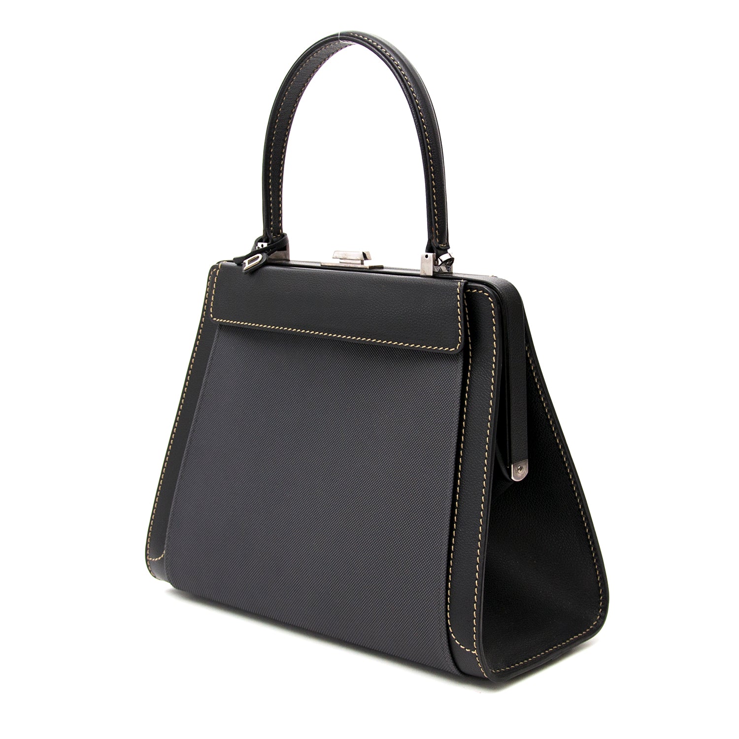 Buy vintage Delvaux Illusion black handbag for the best price at Labellov webshop. Safe and secure online shopping with 100% authenticity. Acheter vintage Delvaux Illusion noir sac à main pour le meilleur prix.