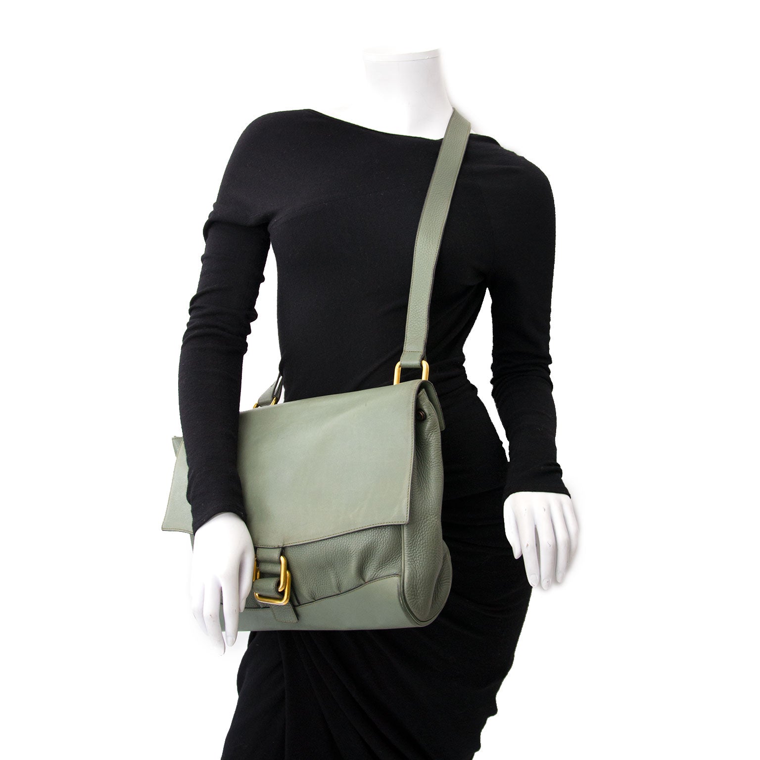 We buy and sell your secondhand designer handbags and accessories for the best price on Labellov