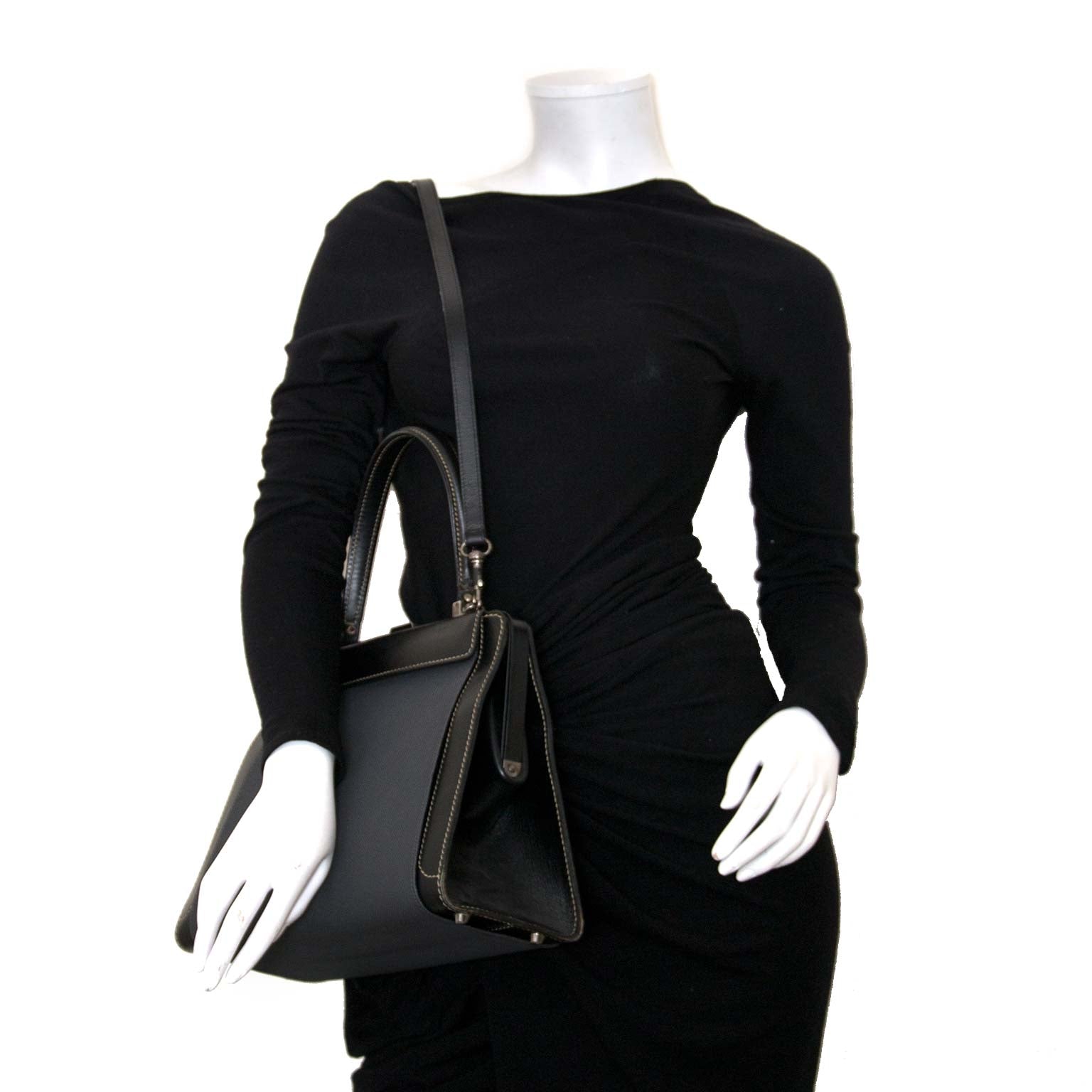 Bent u op zoek naar een authentieke designer Delvaux Black Illusion Handbag?