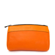 Authentieke Delvaux Deux Oranje Pochette clutch voor de juiste prijs bij LabelLOV vintage webshop. Delaux Deux Orange Pochette, clutch. Veilig online winkelen. Luxe, vintage, mode. Antwerpen, België.