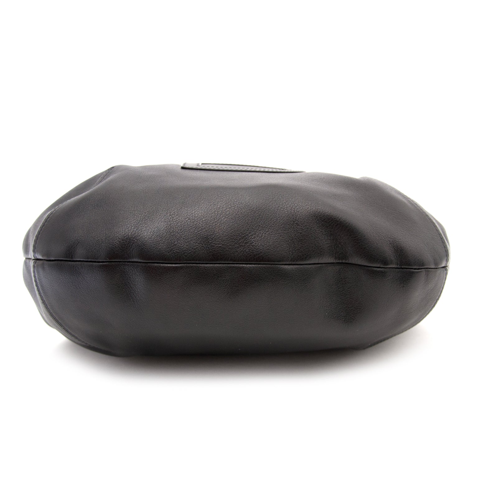 Are you looking for an authentic Delvaux Louise Cabas Polo Noir ? We buy and sell yours safely.