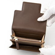 Authentieke Delvaux portefeuille voor de juiste prijs bij LabelLOV vintage webshop. Veilig online winkelen. Luxe, vintage, mode. Antwerpen, België.