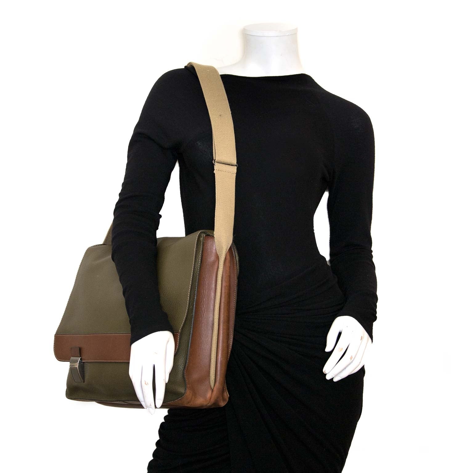 Buy authentic deux de delvaux messenger bags now online at labellov vintage fashion webshop