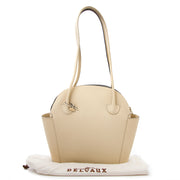 Deze crèmekleurige lederen Delvaux schouderhandtas is nu online verkrijgbaar op labellov.com.