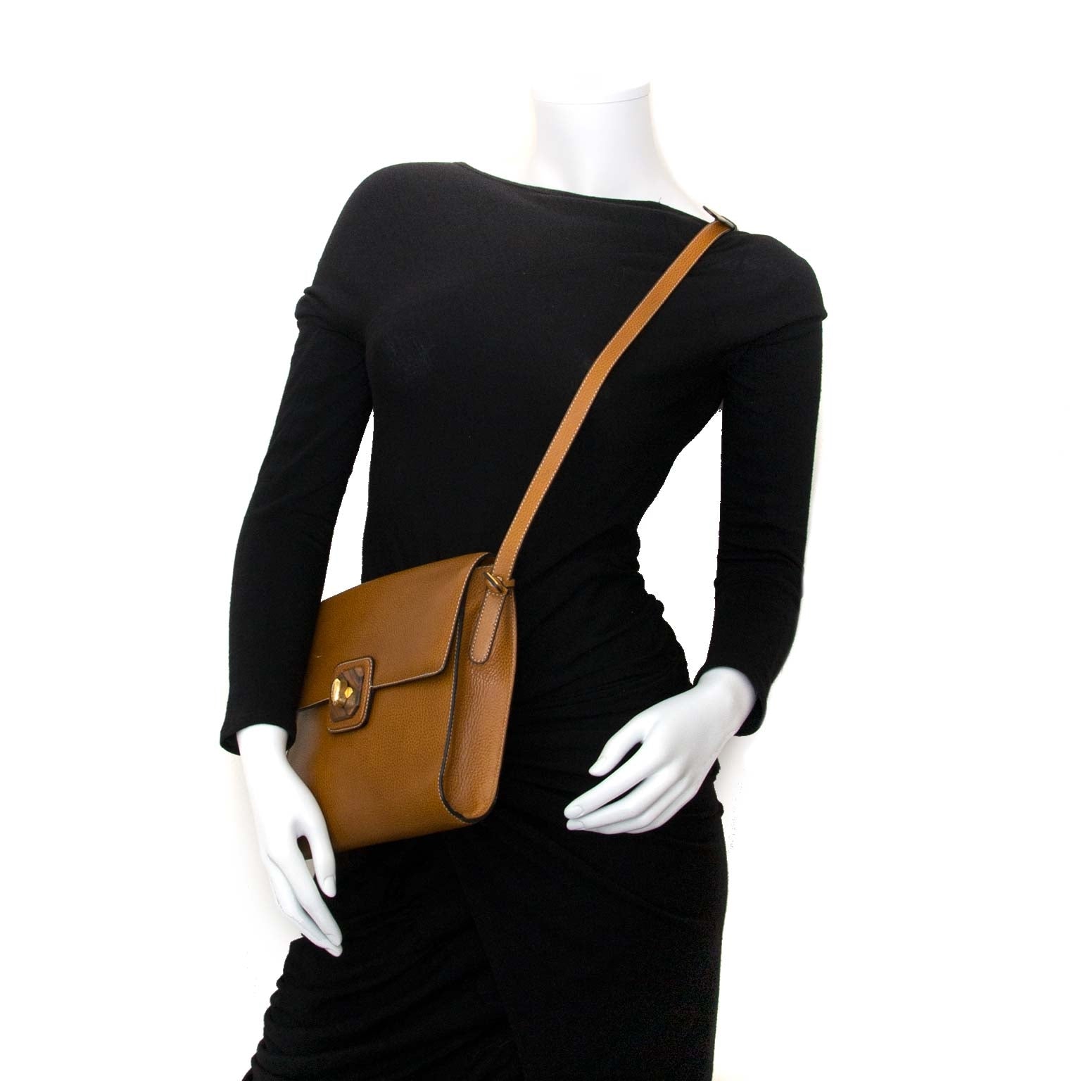 delvaux brown shoulder bag wooden turnlock now for sale at labellov vintage fashion webshop belgium