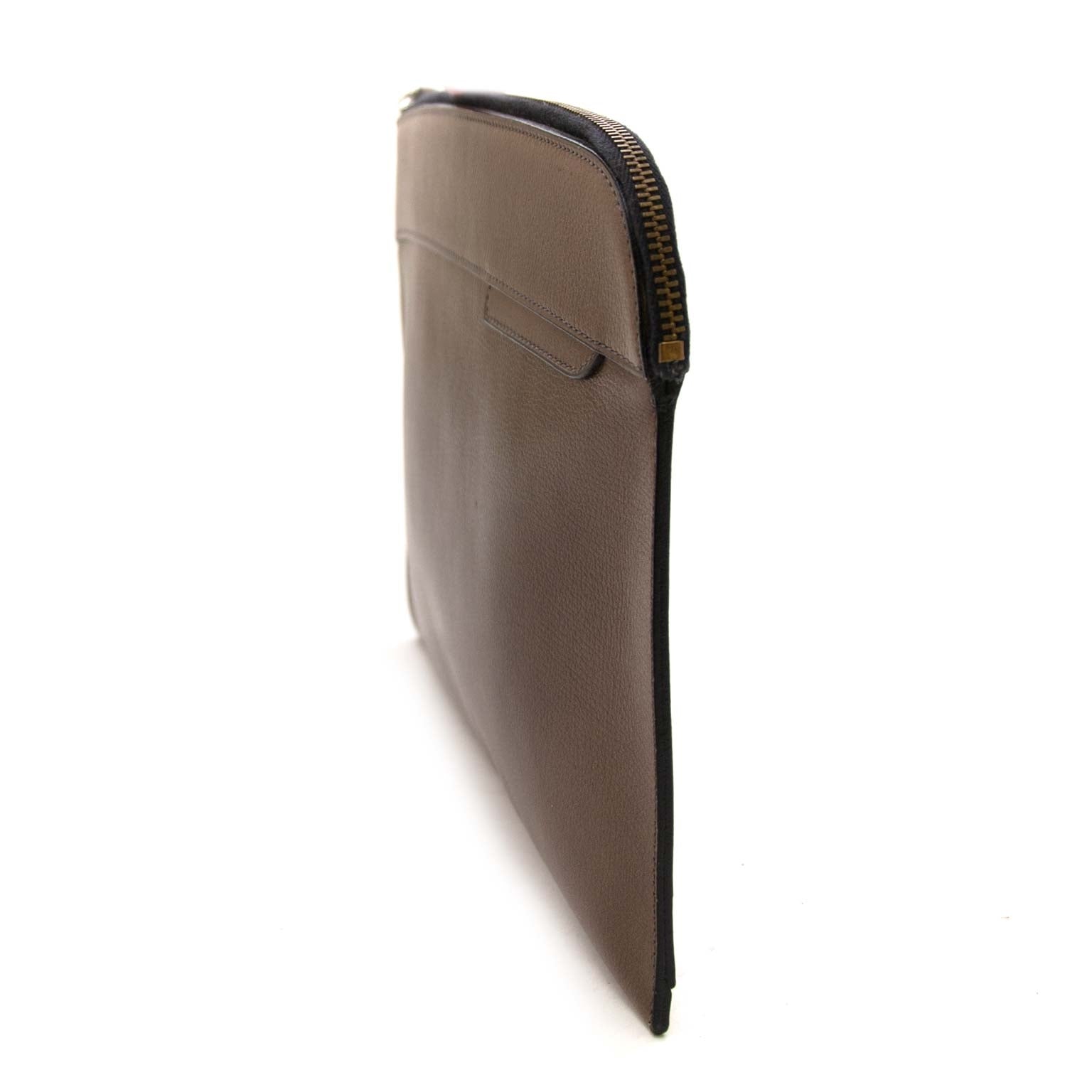 koop tweedehands Delvaux Taupe Leather Clutch bij labellov voor de beste prijs