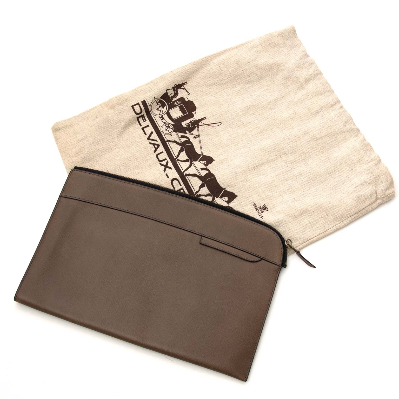 achetez Delvaux Taupe Leather Clutch sur labellov pour le meilleur prix